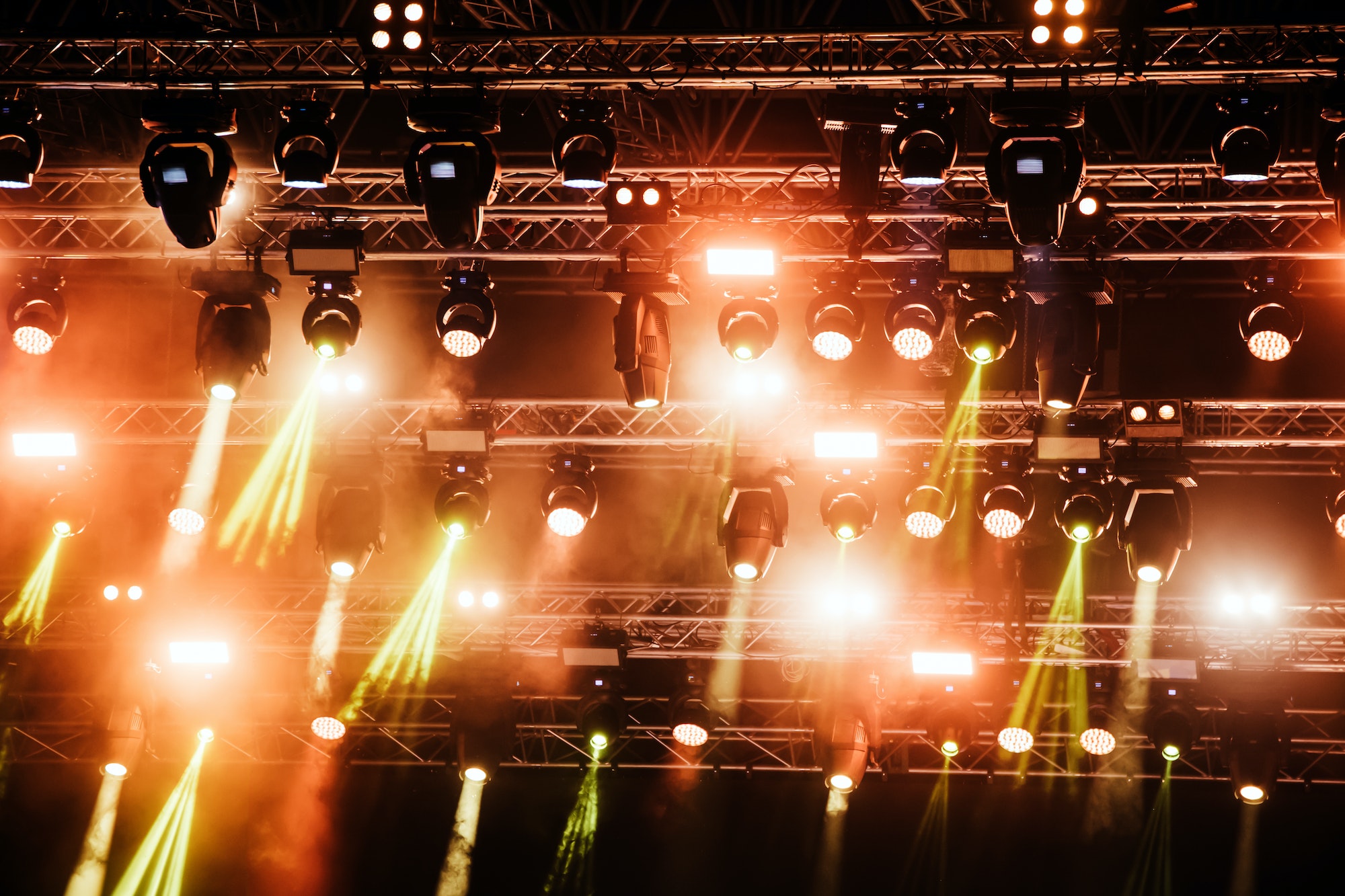 Imagen de la iluminación brillante de un concierto en el escenario